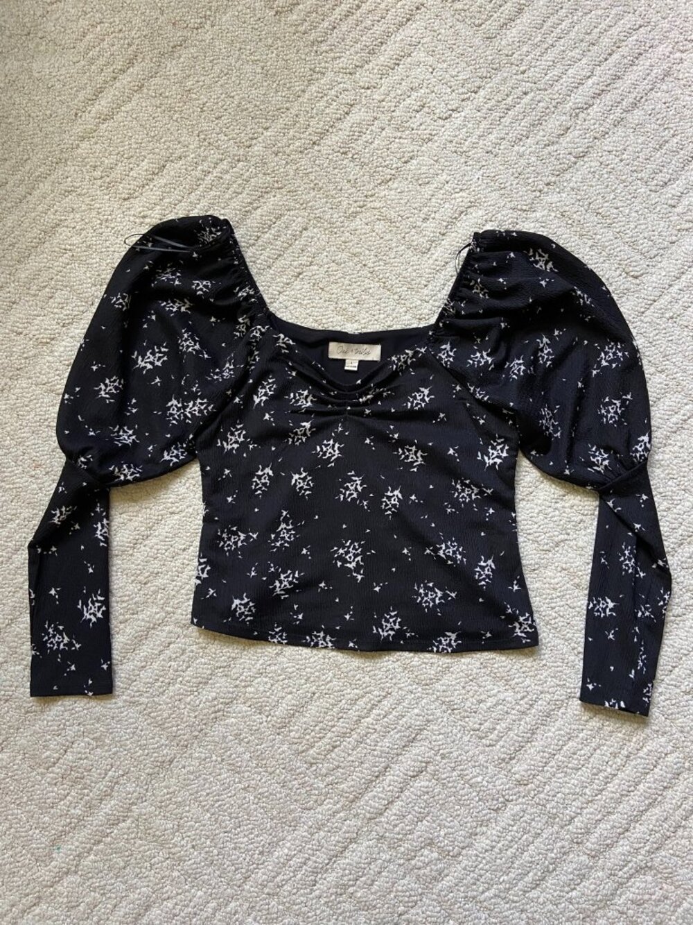 Oak & Trellis Black Sweetheart Neckline Puff Long Sleeve Top Large